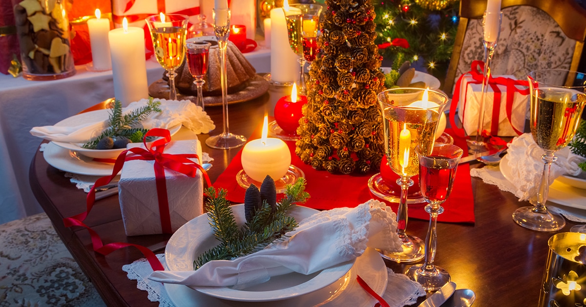 Décoration de table pour Noël avec fagot de bois, houx et pin